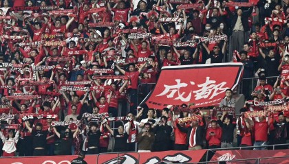 辉达在线娱乐-2400名成都“远征军”吼出“万人气势”，成都蓉城客场2比1绝杀北京国安！